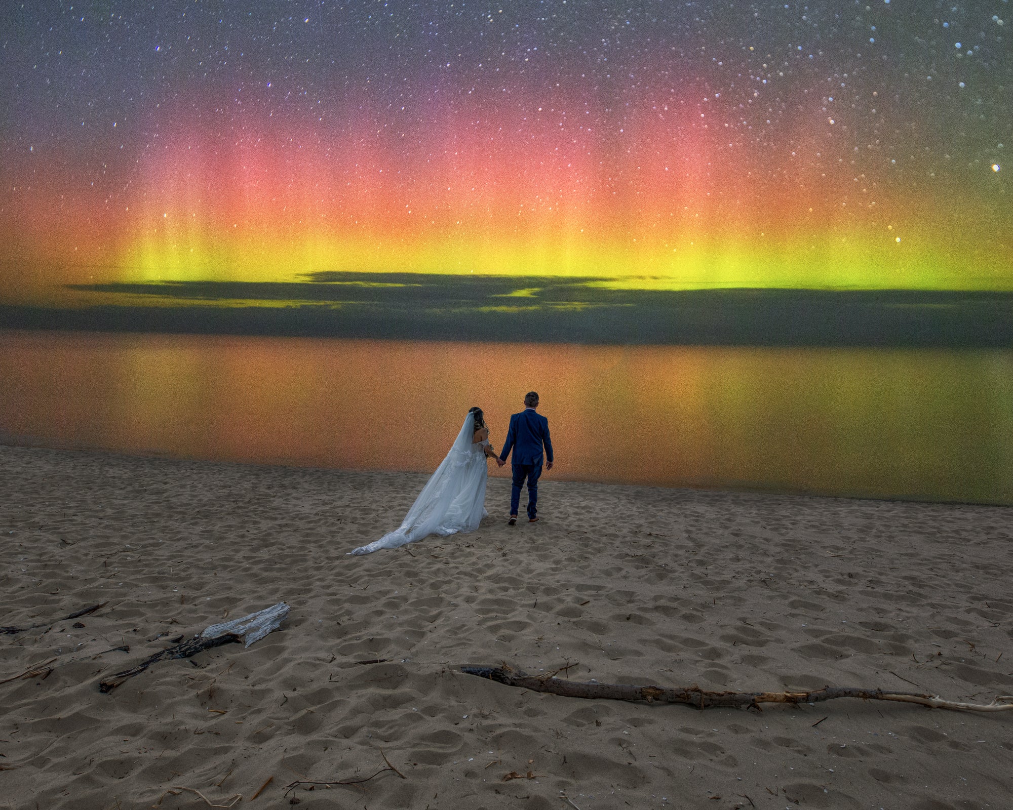 beach wedding with aurora by Michigan Milkyway